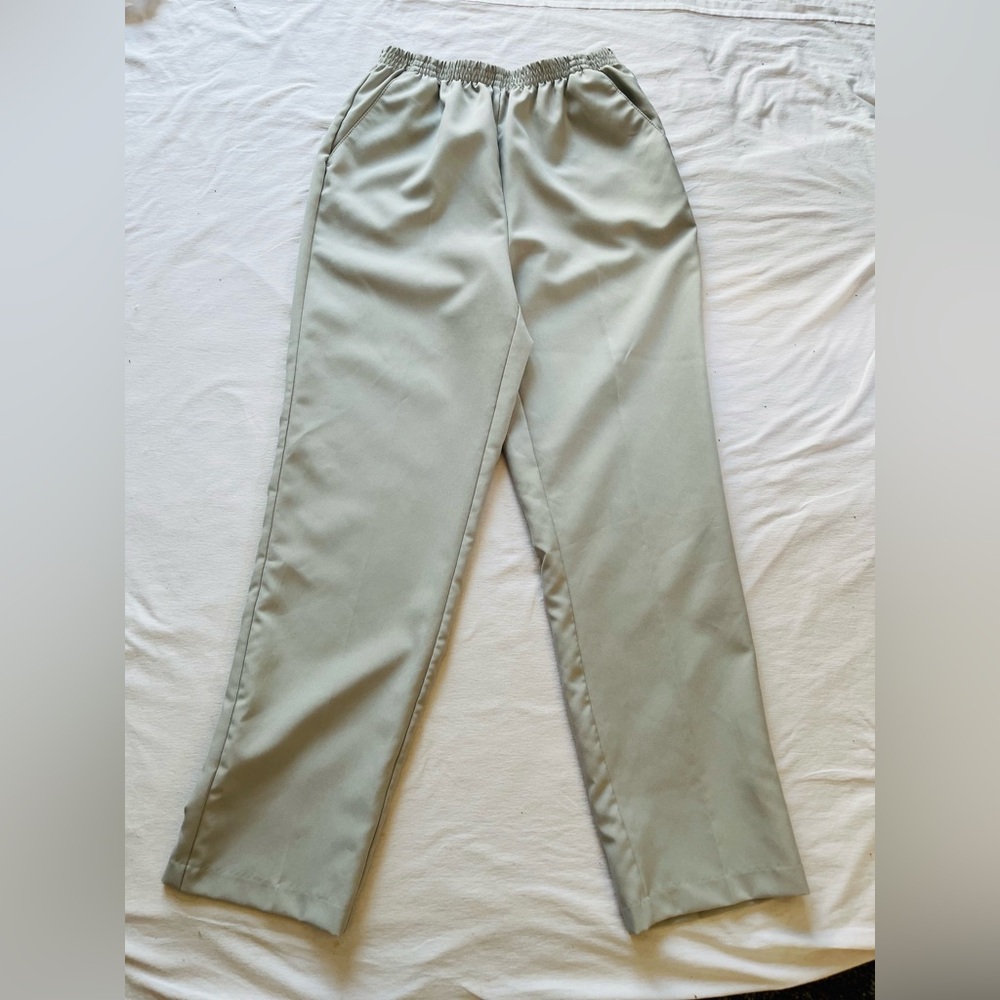 Sarah Morgan light gray/  polyester pull on pants size 8/ side pockets